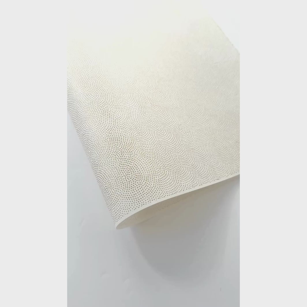 vidéo de démonstration du papier japonais yuzen chiyogami aux motifs de petits points dorés « samekomon » sur fond blanc ivoire adeline klam (M276)