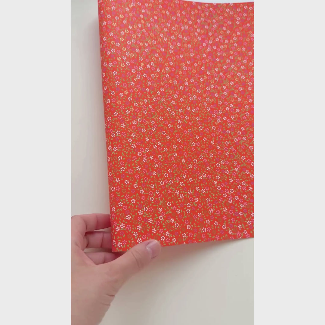 vidéo de démonstration du papier japonais yuzen chiyogami au motif de mini fleurs de cerisier sur fond rouge orange adeline klam (M964)