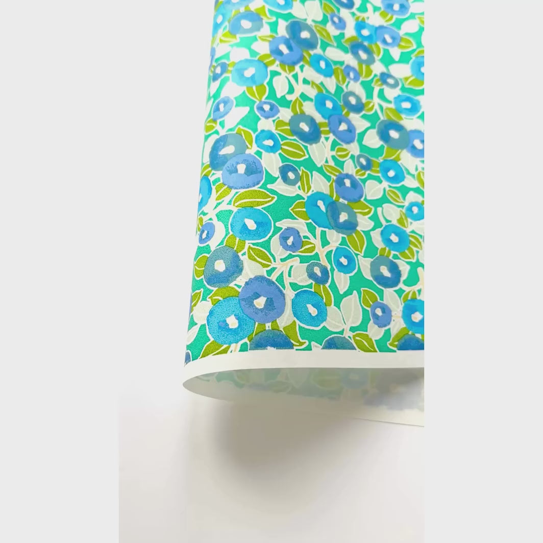 photo packshot d'une courbe de papier japonais yuzen chiyogami au motif de camélias dans les tons vert clair, foncé et menthe, bleu moyen et gris adeline klam (M798)