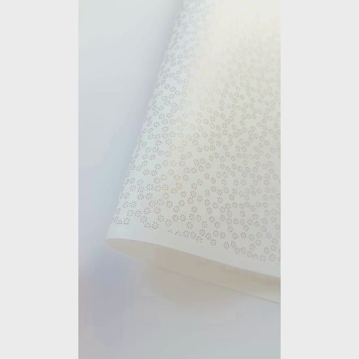 vidéo de démonstration du papier japonais yuzen chiyogami au motif de semi de fleurs dorées sur fond blanc crème adeline klam (M435)