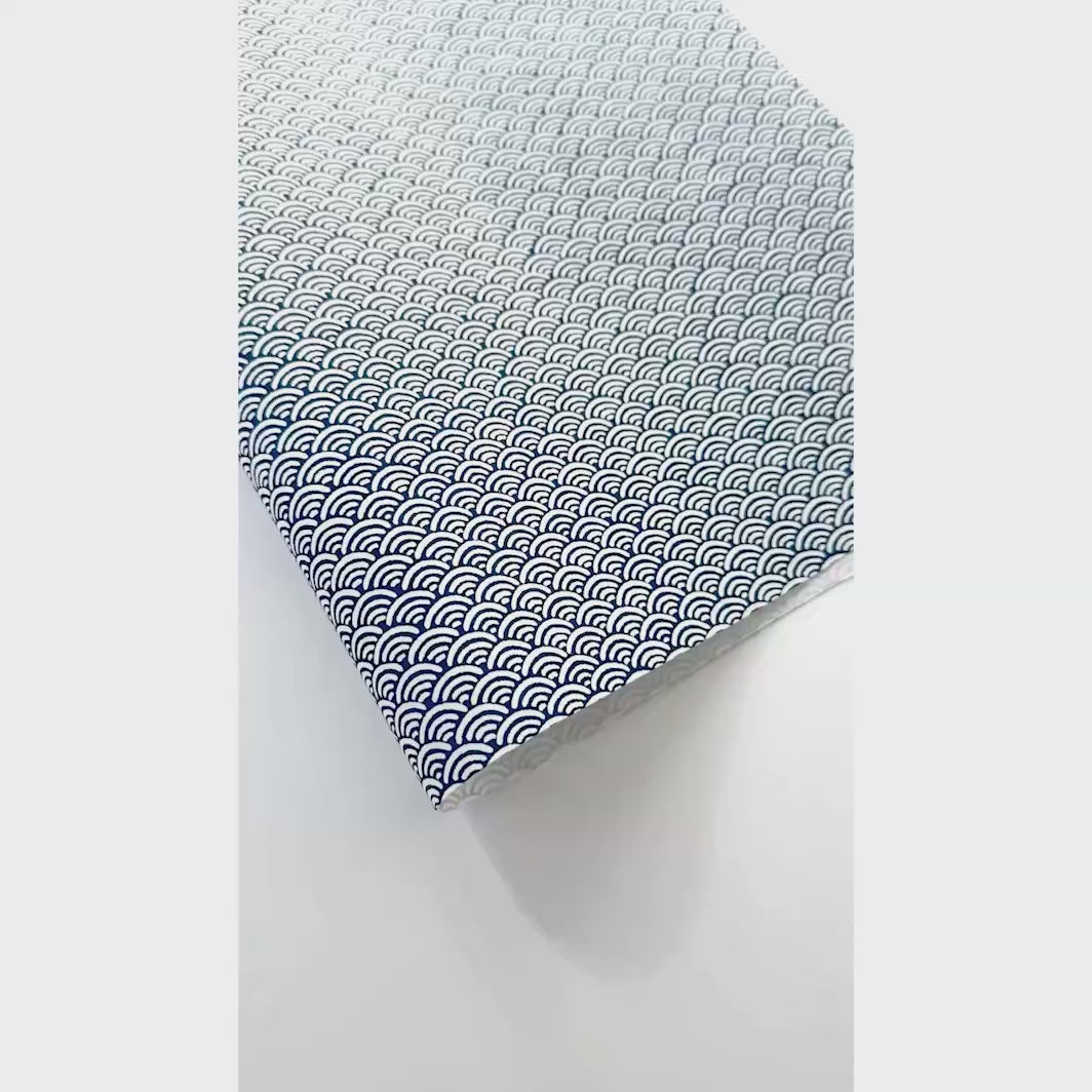 vidéo de démonstration du papier japonais yuzen chiyogami aux motifs de vagues inversées bleu marine sur fond blanc adeline klam (M891)