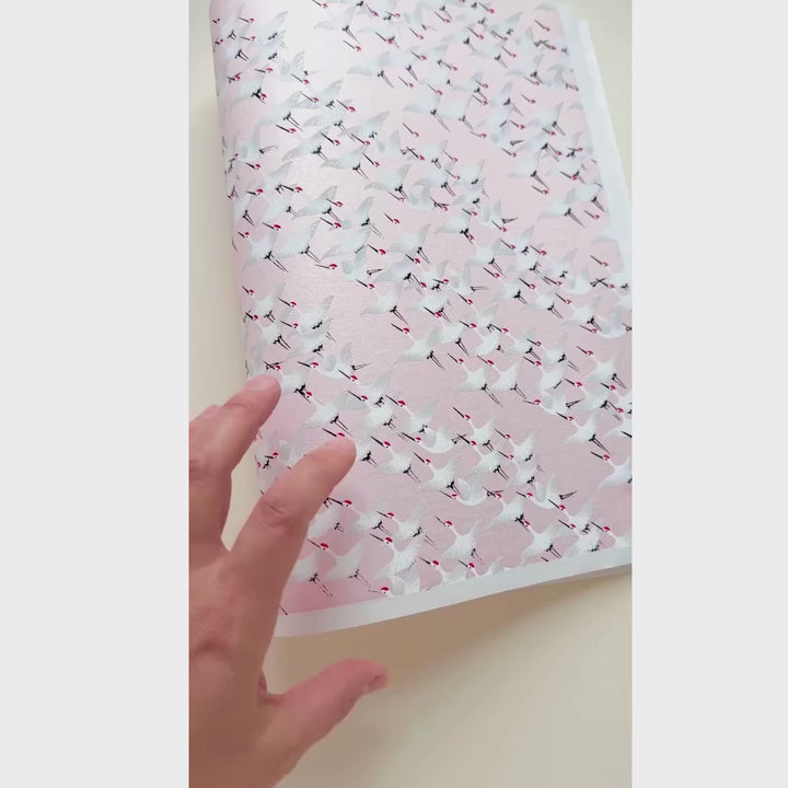 vidéo de démonstration du papier japonais yuzen chiyogami aux motifs d'envolées de grues blanches sur fond rose pâle adeline klam (M662)