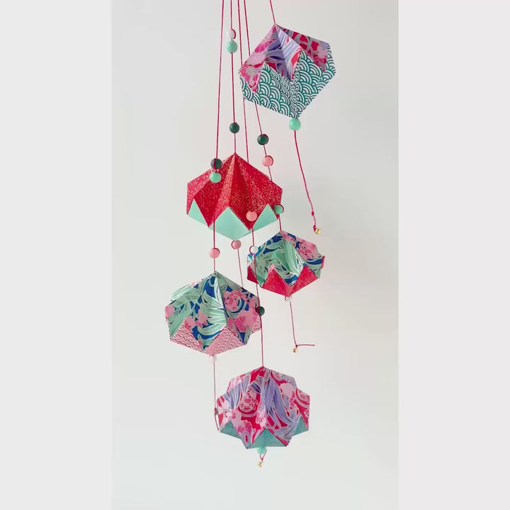 vidéo des pampilles montées du kit pampilles « baroque » dans les tons rouges, bleu canard, roses et vert d'eau adeline klam