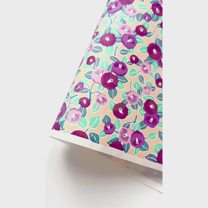 vidéo de démonstration du papier japonais yuzen chiyogami aux motifs de camélia dans les tons saumon, violets et verts adeline klam (M1010)