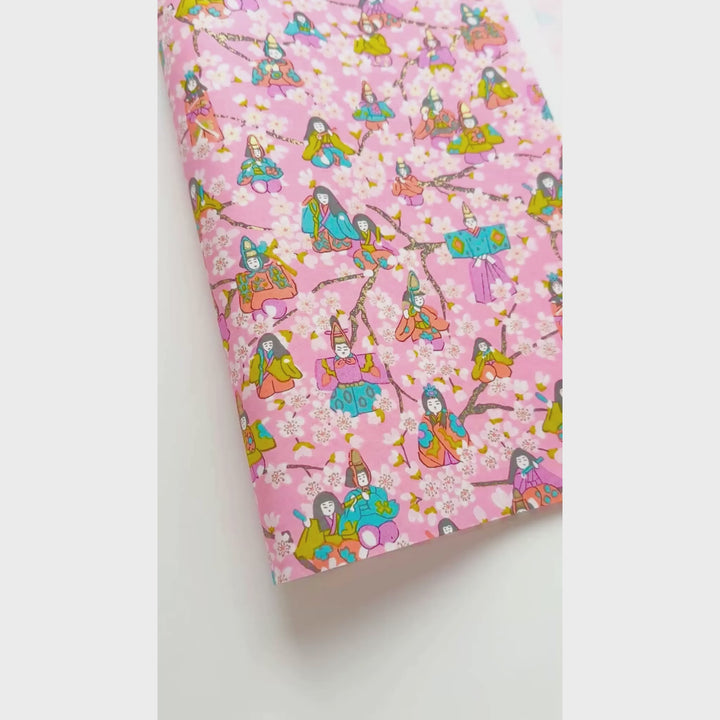 vidéo de démonstration du papier japonais yuzen chiyogami aux motifs de poupées de hina matsuri dans les tons rose clair et moyen, corail, bleu gris, verts et jaune adeline klam (M1065)