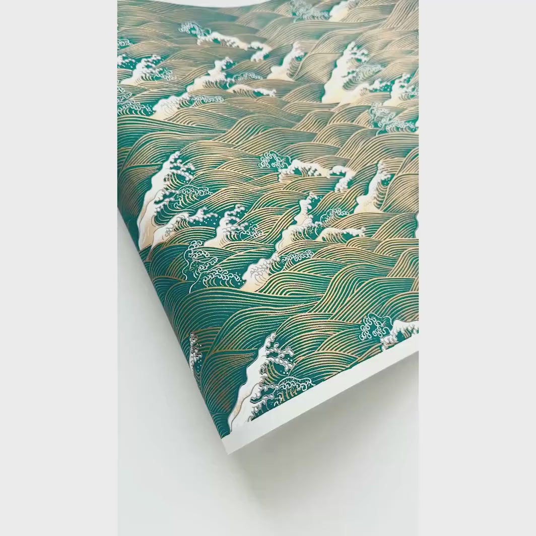 vidéo de démonstration du papier japonais yuzen chiyogami aux motifs de vagues et d'écumes dans les tons bleu canard, beige et dorés adeline klam (M841)