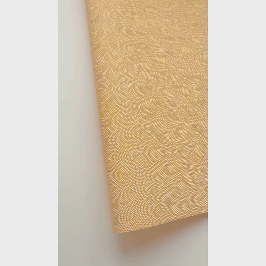 vidéo de démonstration du papier japonais yuzen chiyogami au motif de petits points « samekomon » blanc sur fond jaune safran adeline klam (M857)