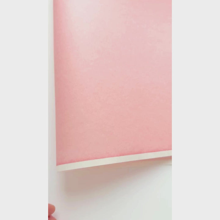 vidéo de démonstration du papier japonais yuzen chiyogami uni de couleur rose pêche adeline klam (U685)