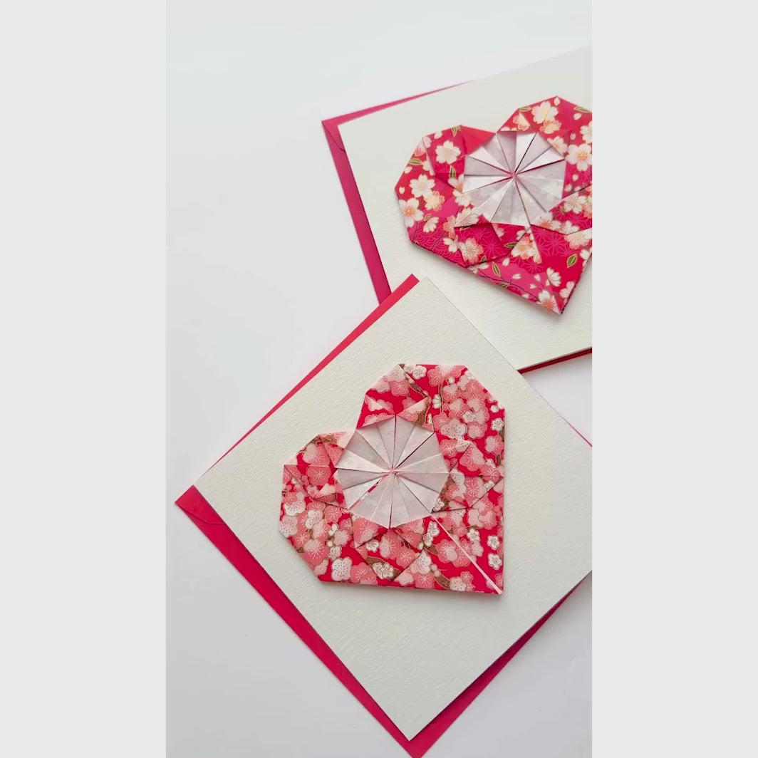 vidéo de démonstration de l'ouverture des grandes cartes doubles carrée ornées de coeur en origami