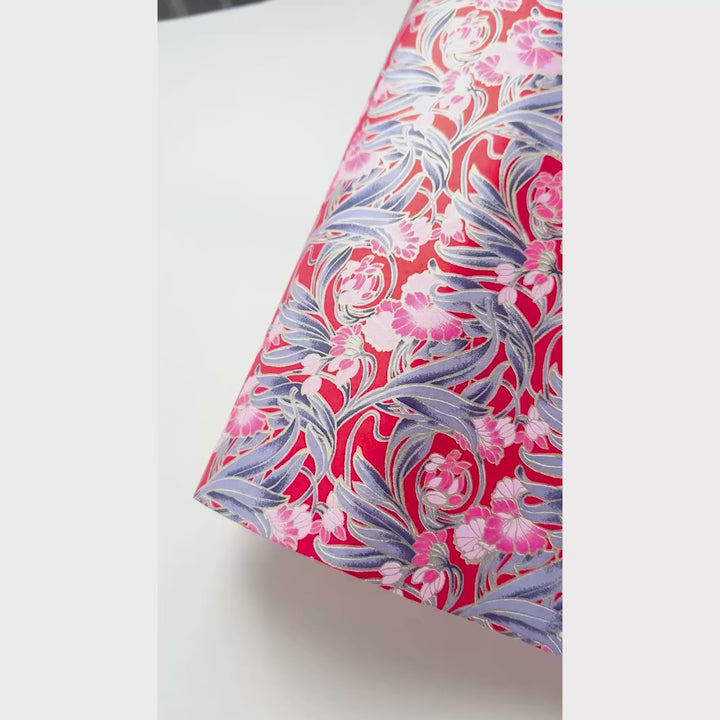 vidéo de démonstration du papier japonais yuzen chiyogami aux motifs de fleurs « art nouveau » dans les tons rouges, roses et bleu foncé adeline klam (M1013)