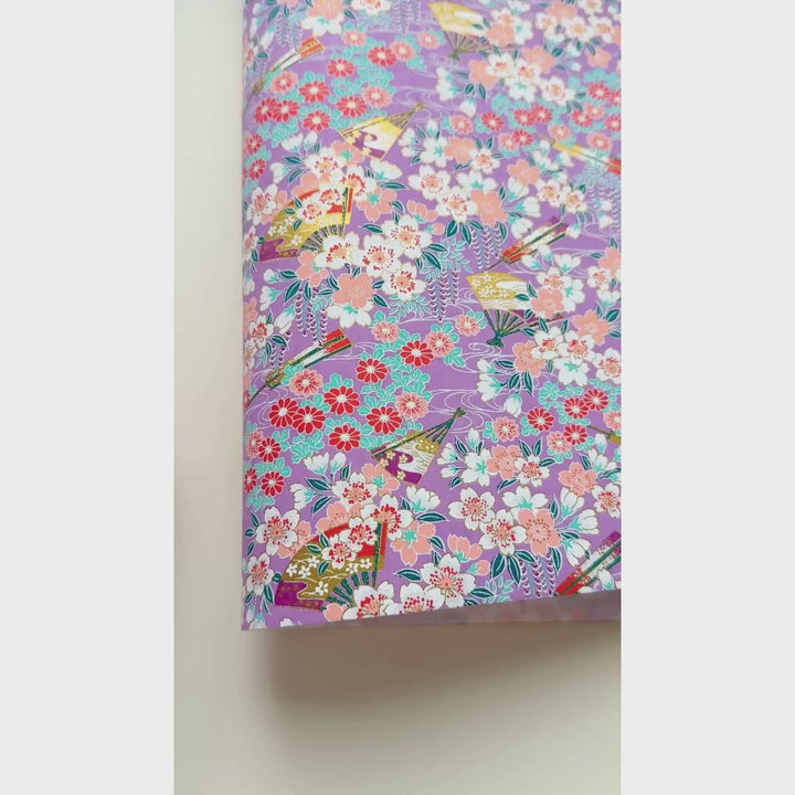vidéo de démonstration du papier japonais yuzen chiyogami aux motifs de fleurs de cerisier, de chrysanthèmes, de glycines et d'éventails dans les tons mauve, pêche, rouges, vert d'eau et blancs adeline klam (M1015)
