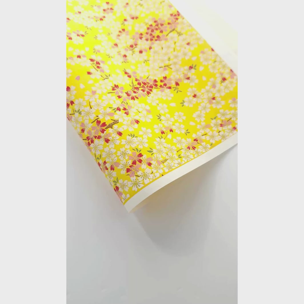 vidéo de démonstration du papier japonais yuzen chiyogami aux motifs de fleurs de cerisier dans les tons jaune d'or, rose clair et rose fuchsia adeline klam (M364)