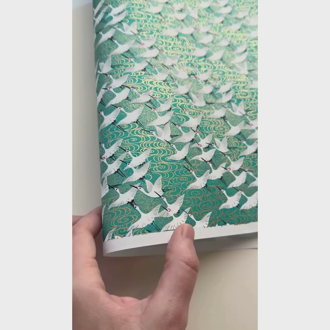 vidéo de démonstration du papier japonais yuzen chiyogami aux motifs d'envolée de grues blanches sur fond vert adeline klam (M931)