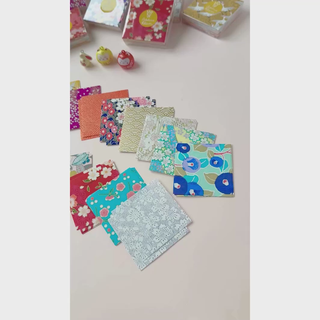 vidéo de démonstration de sets de 100 carrés de papiers japonais adeline klam de 6cm par 6cm dans les tons jaunes, orange, rouges, roses et bleu turquoise « multifruits »