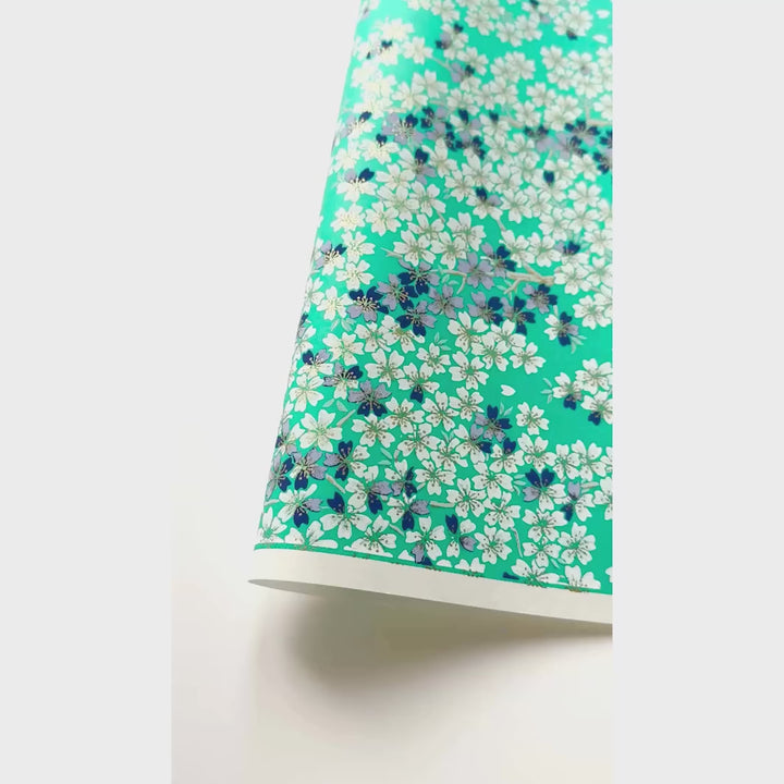 vidéo de démonstration du papier japonais yuzen chiyogami au motif de fleurs de cerisier dans les tons bleu turquoise, bleu marine, gris violet et blanc adeline klam (M625)
