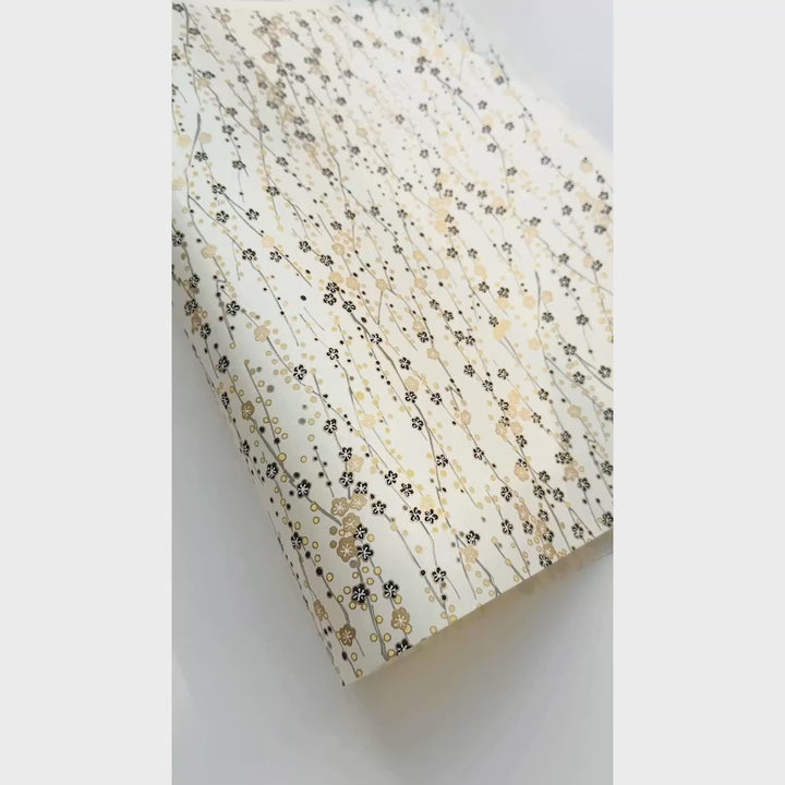 vidéo de démonstration du papier japonais yuzen chiyogami aux motifs de branches en fleurs dans les tons crème, noirs et dorés adeline klam (M570)