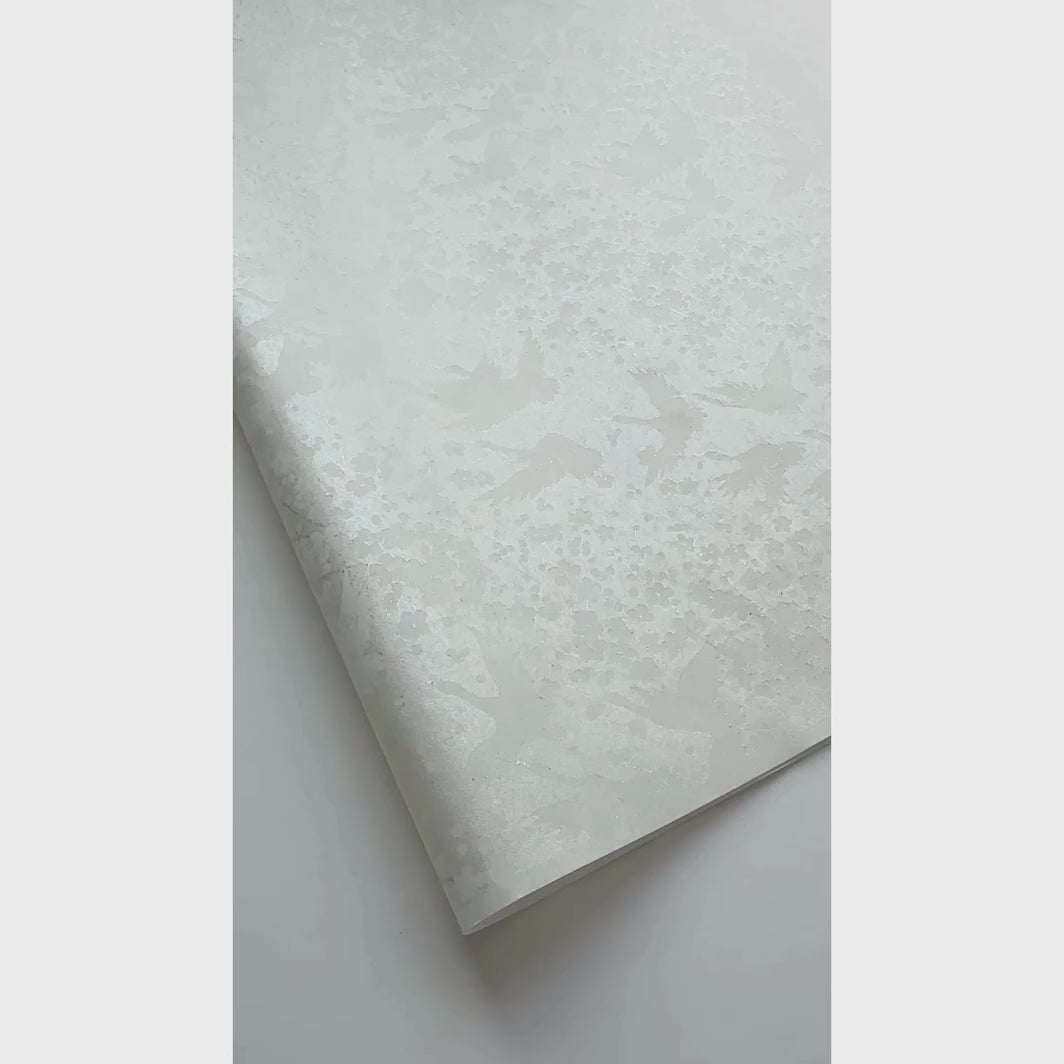 vidéo de démonstration du papier japonais yuzen chiyogami aux motifs d'envolée de grues blanc nacré adeline klam (M676)