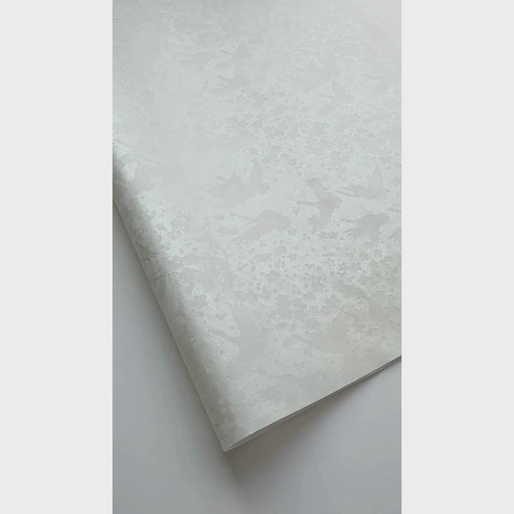 vidéo de démonstration du papier japonais yuzen chiyogami aux motifs d'envolée de grues blanc nacré adeline klam (M676)