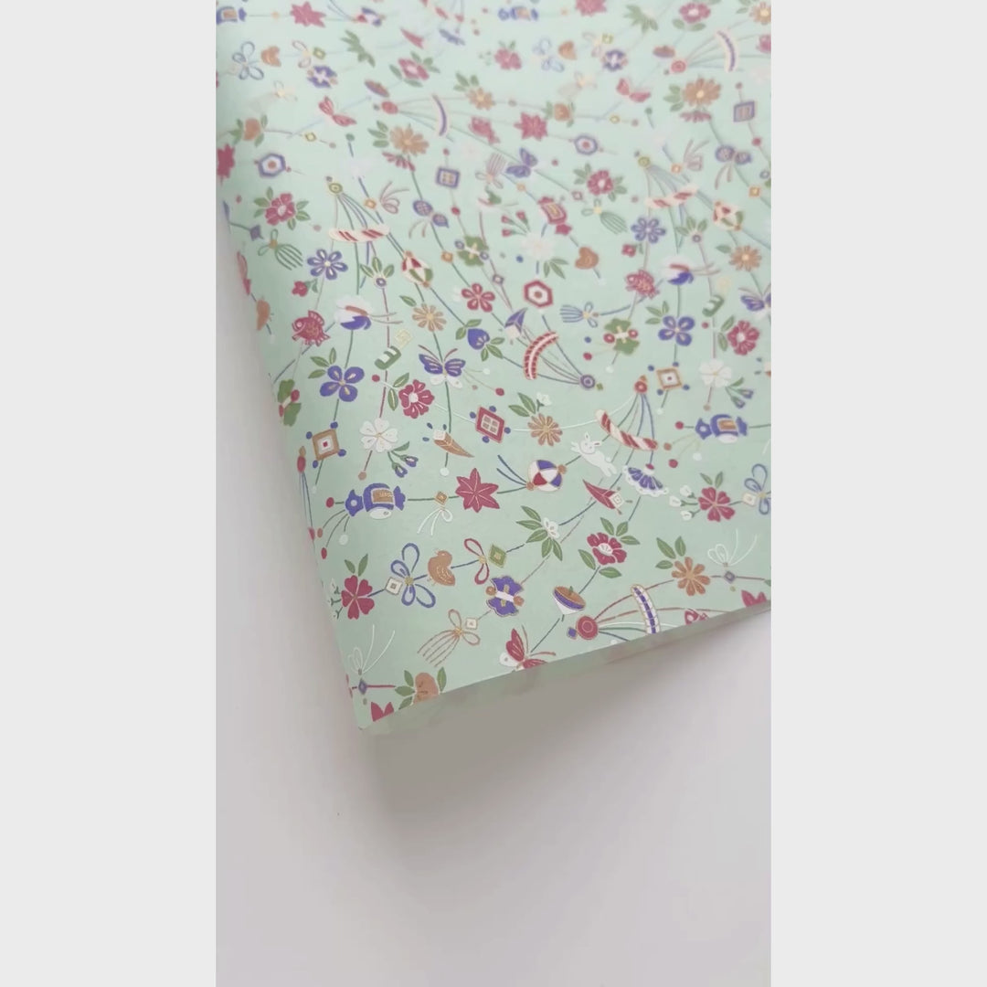 vidéo de démonstration du papier japonais yuzen chiyogami aux motifs de jouets japonais dans les tons vert de gris, bronze, violets, verts et lie de vin adeline klam (M1068)