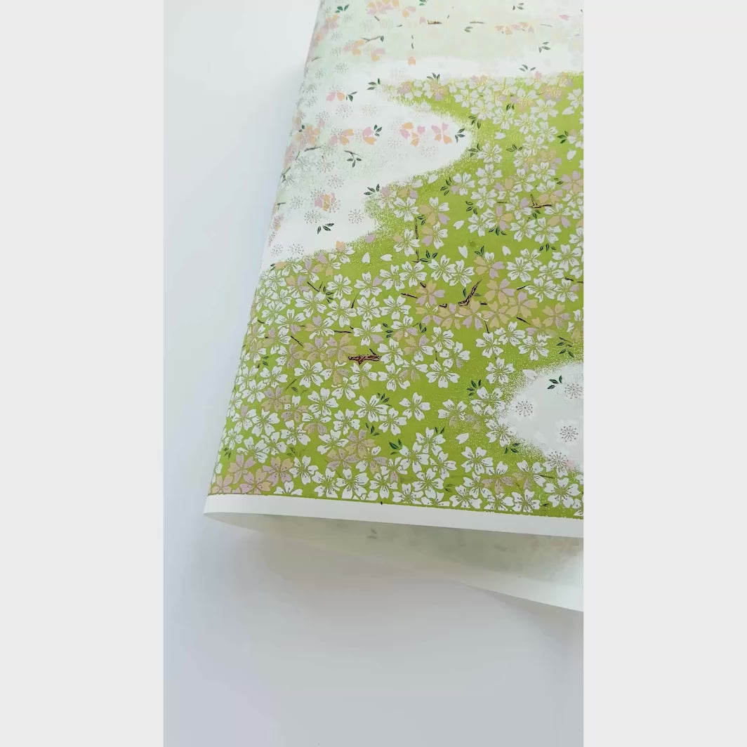 vidéo de démonstration du papier japonais yuzen chiyogami au motif de fleurs de cerisier dans les tons vert feuille, rose et orange pâle et blancs adeline klam (M1061)