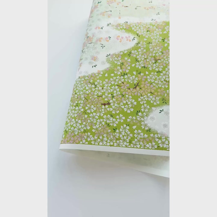 vidéo de démonstration du papier japonais yuzen chiyogami au motif de fleurs de cerisier dans les tons vert feuille, rose et orange pâle et blancs adeline klam (M1061)