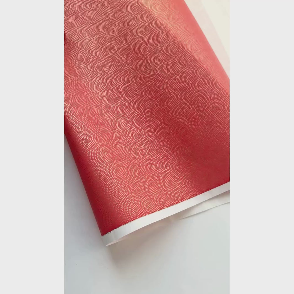 vidéo de démonstration du papier japonais yuzen chiyogami au motif samekomon doré sur fond lie de vin adeline klam (M832)