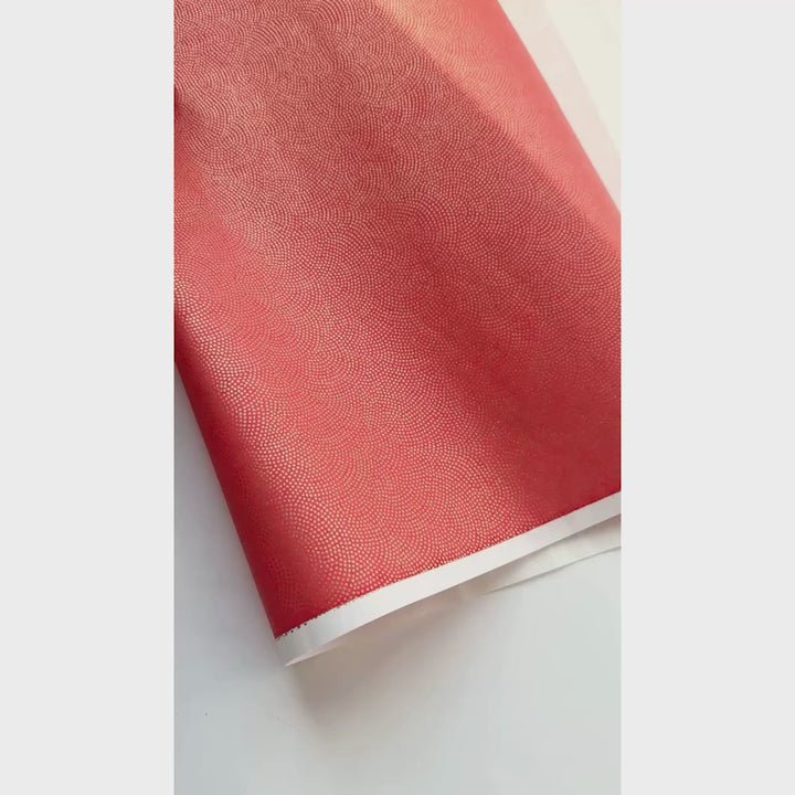 vidéo de démonstration du papier japonais yuzen chiyogami au motif samekomon doré sur fond lie de vin adeline klam (M832)