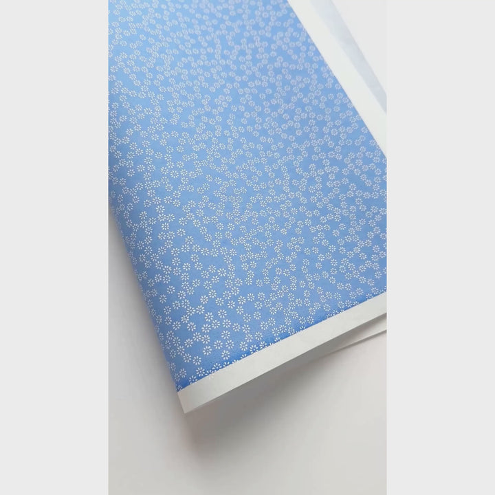 vidéo de démonstration du papier japonais yuzen chiyogami aux motifs de semi de fleurs blanches sur fond bleu pervenche adeline klam (M547)