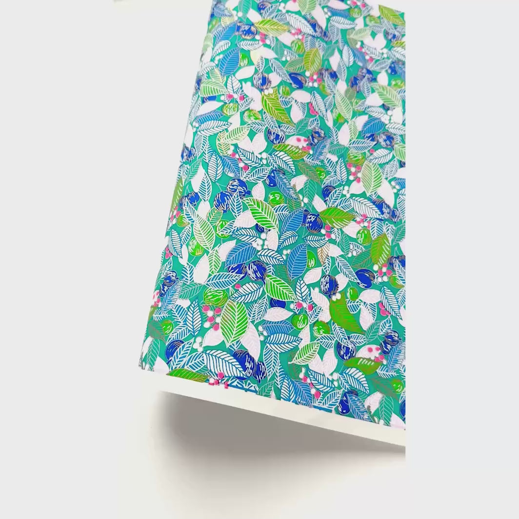 vidéo de démonstration du papier japonais yuzen chiyogami aux motifs de feuilles, de baies et de fruits dans les tons turquoise, bleus, verts et rose (M854)