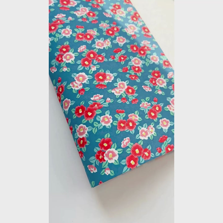 vidéo de démonstration du papier japonais yuzen chiyogami aux motifs de camélia tsubaki dans les tons bleu foncé, rouge orange, roses et vert d'eau adeline klam (M935)