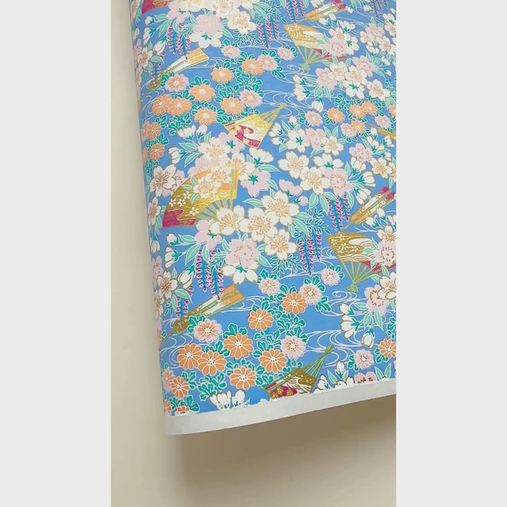 vidéo de démonstration du papier japonais yuzen chiyogami aux motifs de fleurs de cerisier, de chrysanthèmes, de glycines et d'éventails dans les tons bleu pervenche et canard, rose pâle, vert d'eau et blancs adeline klam (M1016)