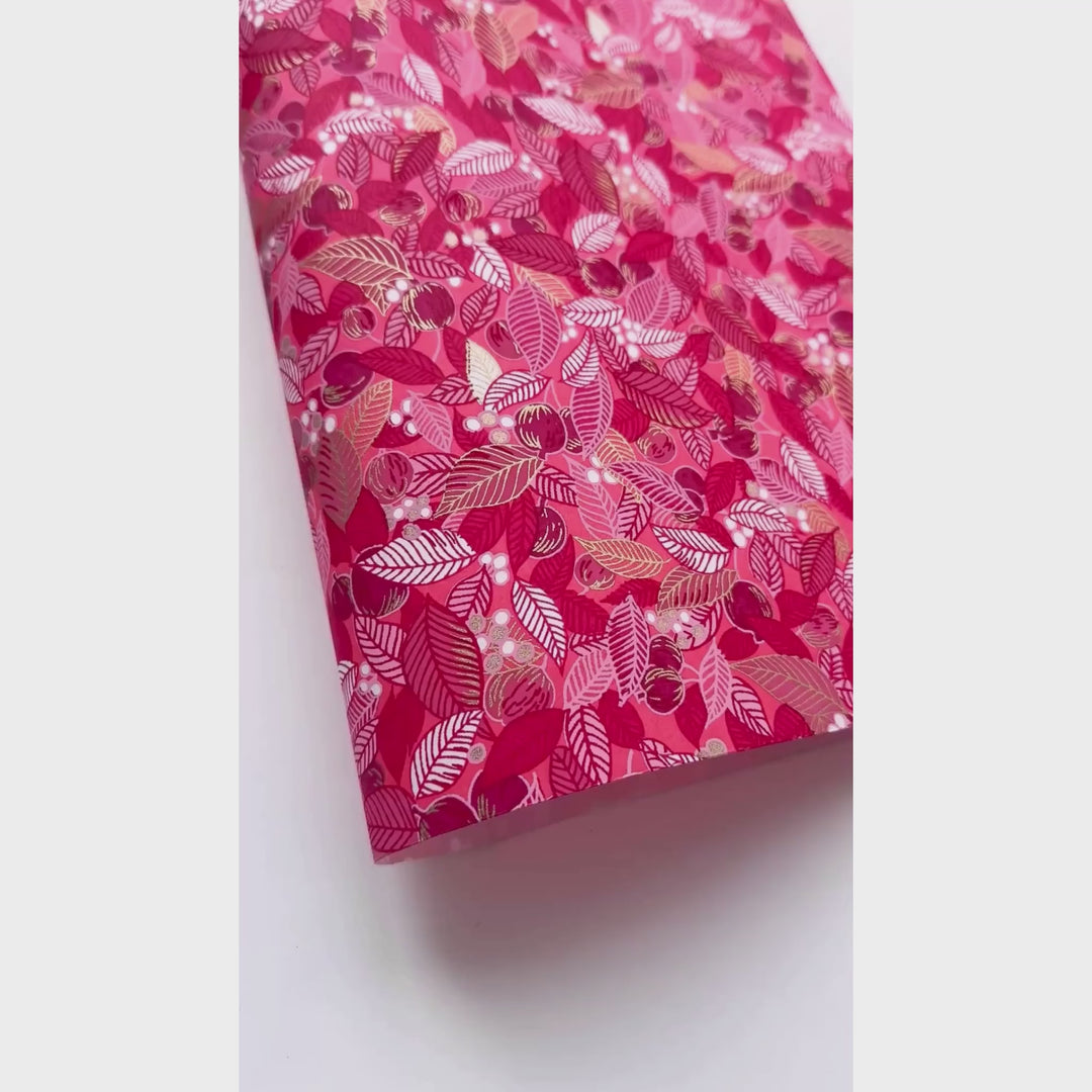 vidéo de démonstration du papier japonais yuzen chiyogami aux motifs de feuilles, de baies et de fruits dans un camaïeu de roses adeline klam (M971)