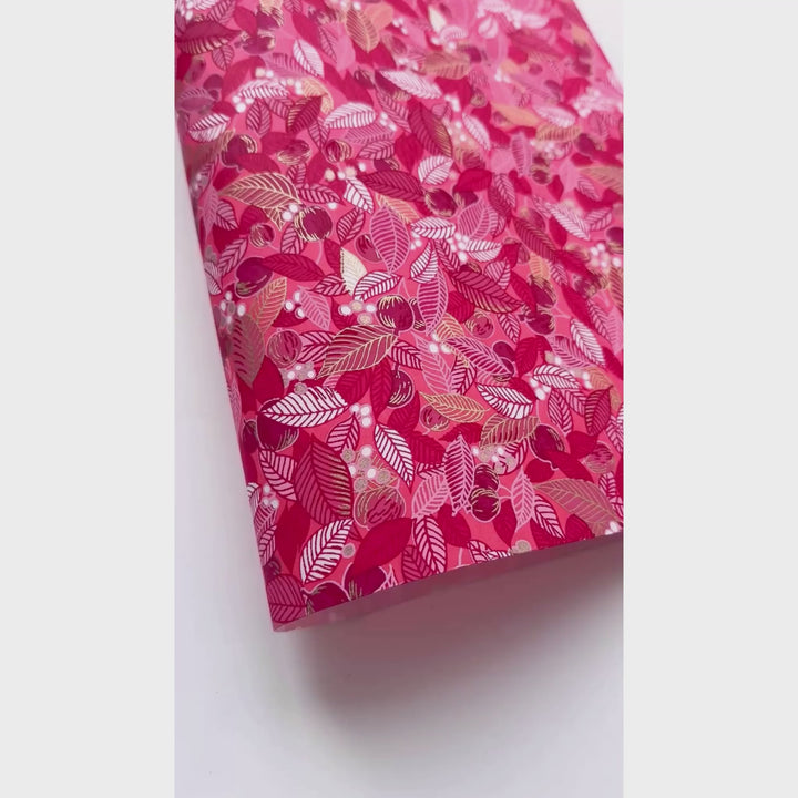 vidéo de démonstration du papier japonais yuzen chiyogami aux motifs de feuilles, de baies et de fruits dans un camaïeu de roses adeline klam (M971)
