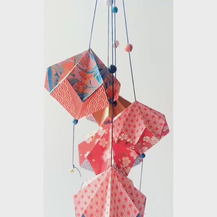 vidéo des pampilles montées du kit pampilles « william » dans les tons corail, bleu moyen et nuit, roses et dorés adeline klam