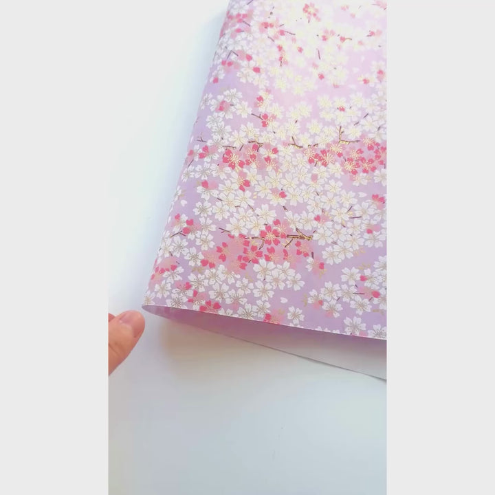 vidéo de démonstration du papier japonais yuzen chiyogami au motif de fleurs de cerisier dans les tons violet mauve- corail, roses et blancs adeline klam (M884)