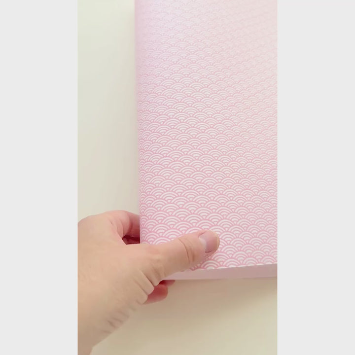 vidéo de démonstration du papier japonais yuzen chiyogami aux motifs de petites vagues rose pâle sur fond blanc adeline klam (M475)