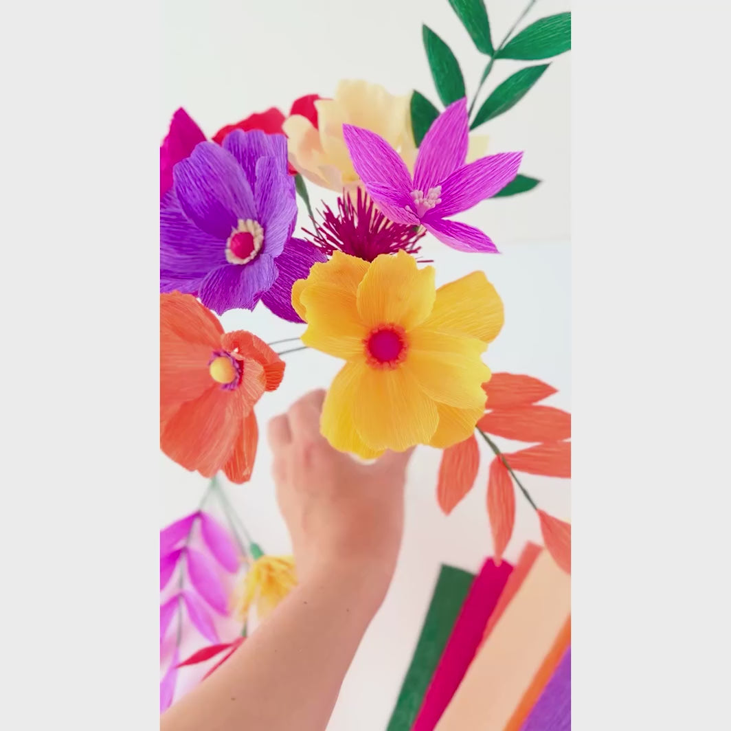 vidéo du kit bouquet de fleurs en crépon dans les tons jaunes, orange, rouges, roses, violets et vert foncé « tutti frutti » adeline klam