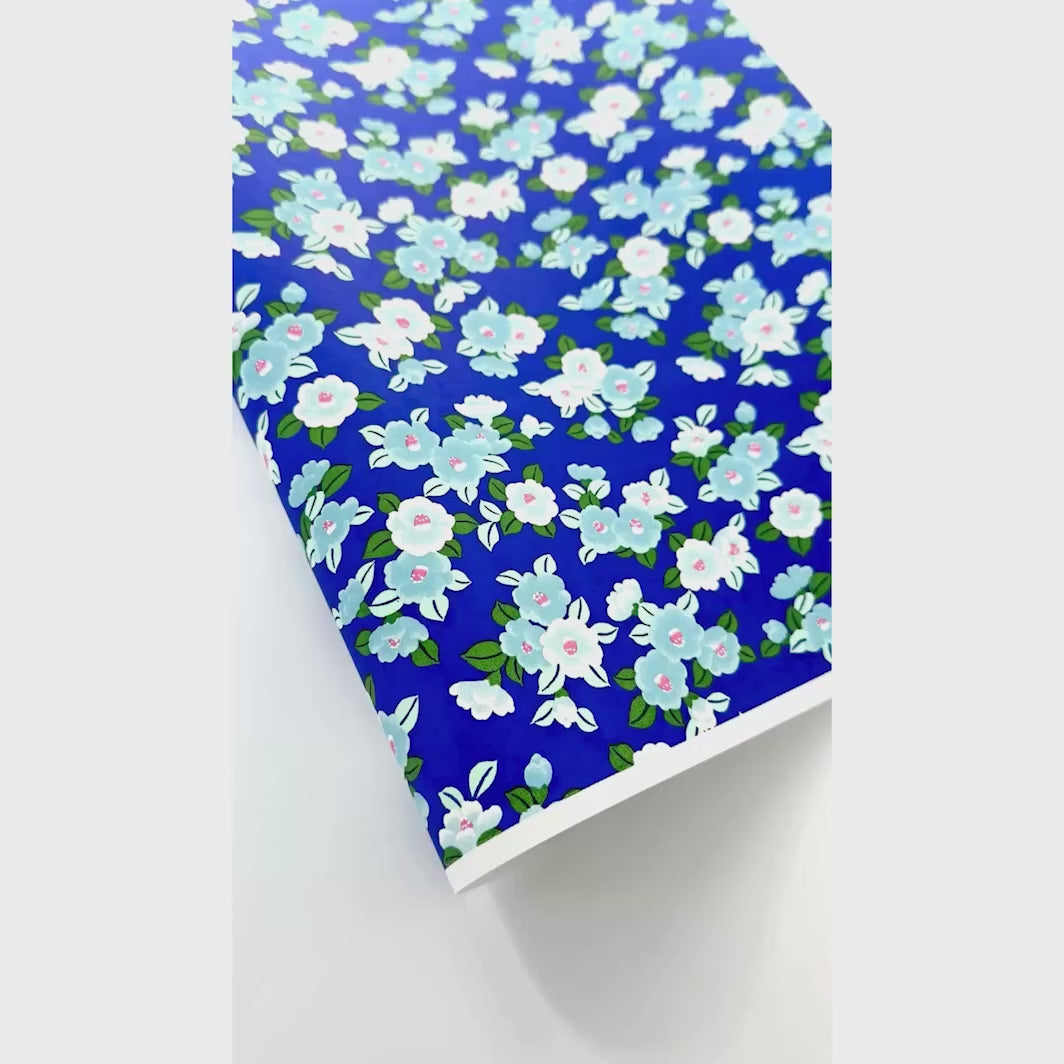 vidéo de démonstration du papier japonais yuzen chiyogami aux motifs de camélia « tsubaki » dans les tons bleu violet, bleu ciel et verts adeline klam (M955)