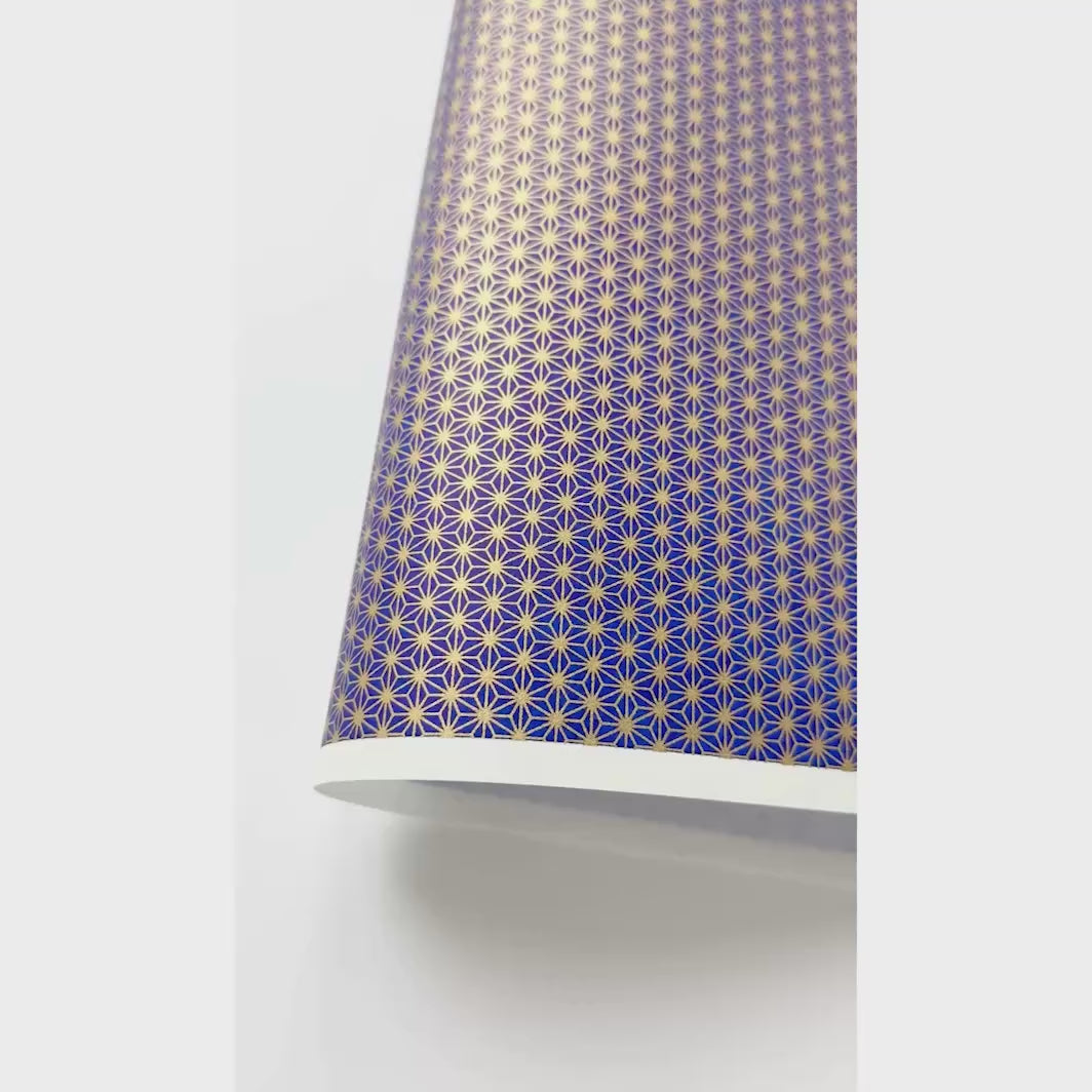 vidéo de démonstration du papier japonais yuzen chiyogami aux motifs d'étoiles inversées dorées sur fond bleu nuit adeline klam (M878)