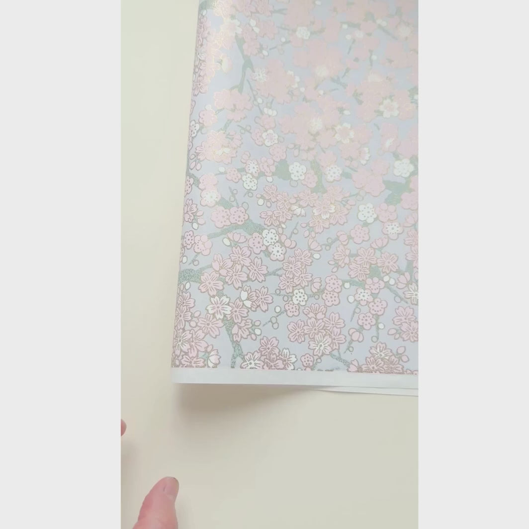 vidéo de démonstration du papier japonais yuzen chiyogami aux motifs de fleurs de cerisier et de prunier dans les tons rose clair, gris perle et blancs adeline klam (M901)