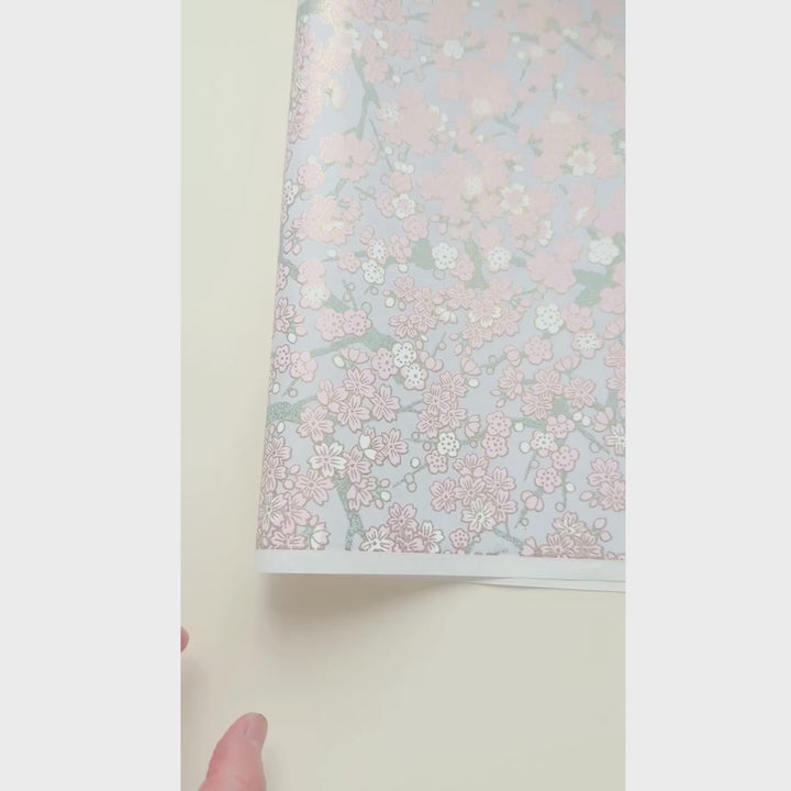 vidéo de démonstration du papier japonais yuzen chiyogami aux motifs de fleurs de cerisier et de prunier dans les tons rose clair, gris perle et blancs adeline klam (M901)
