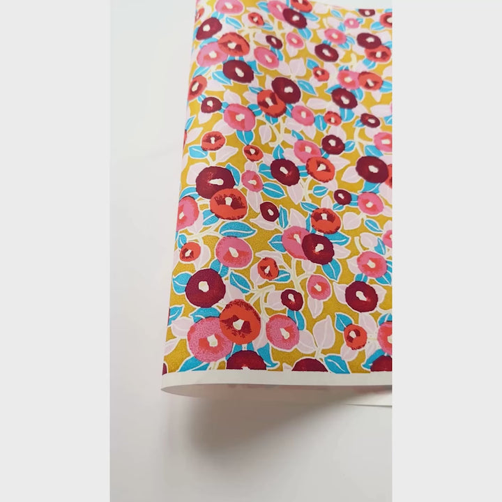 vidéo de démonstration du papier japonais yuzen chiyogami au motif de camélias dans les tons jaune moutarde, rouges, roses et bleus adeline klam (M802)