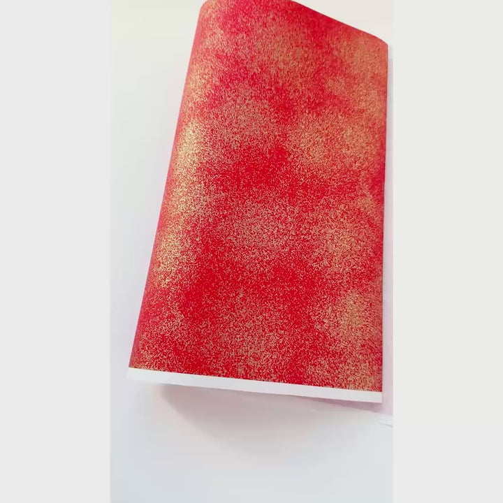 vidéo de démonstration du papier japonais yuzen chiyogami au motif moucheté doré sur fond rouge  adeline klam (M1041