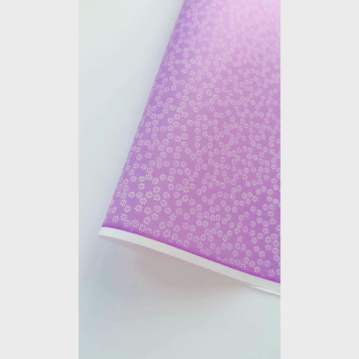 vidéo de démonstration du papier japonais yuzen chiyogami au motif de semi de fleurs blanches sur fond violet mauve adeline klam (M527)