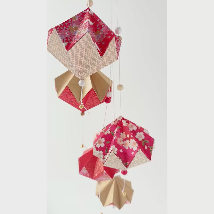 vidéo des pampilles montées du kit pampilles « rubis » dans les tons rouges, blancs et dorés adeline klam