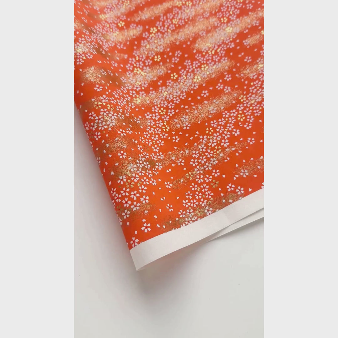 vidéo de démonstration du papier japonais yuzen chiyogami au motif de petites fleurs au vent blanches sur fond orange corail adeline klam (M866)