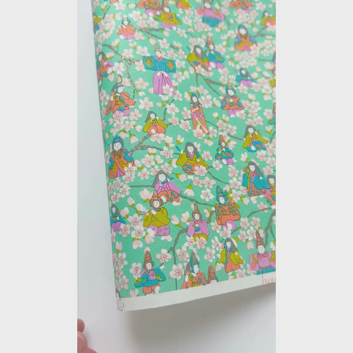 vidéo de démonstration du papier japonais yuzen chiyogami aux motifs de poupées d'hina matsuri et de fleurs de pêcher dans les tons vert menthe, rose, mauve, orange clair, vert acidulé et bleu adeline klam (M1004) 