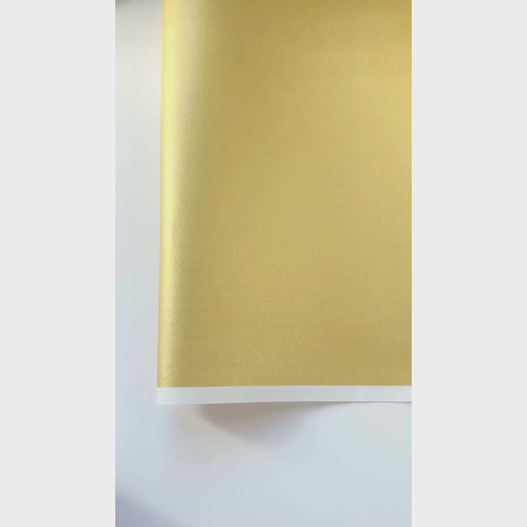 vidéo de démonstration du papier japonais yuzen chiyogami uni de couleur or jaune clair adeline klam (M1039)