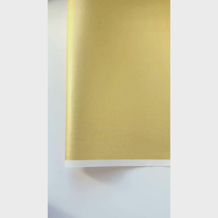 vidéo de démonstration du papier japonais yuzen chiyogami uni de couleur or jaune clair adeline klam (M1039)