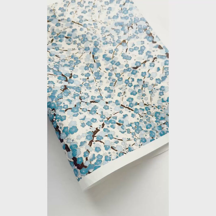 vidéo de démonstration du papier japonais yuzen chiyogami aux motifs de fleurs de prunier dans les tons crème, bleu clair et foncé adeline klam (M425)